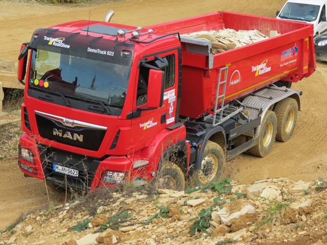 Dúmper MAN TGS cuatro ejes con caja basculante de Schmitz Cargobull.